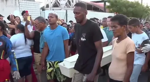 
          Imagem ilustrativa da imagem Comoção e apoio aos familiares no velório e sepultamento da menina Esther
          