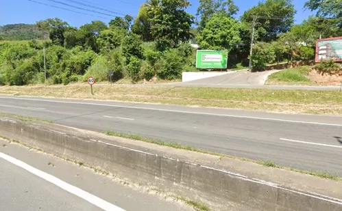 
          Imagem ilustrativa da imagem Concessionária vai instalar alambrados sobre mureta após morte de aluno na BR-101
          