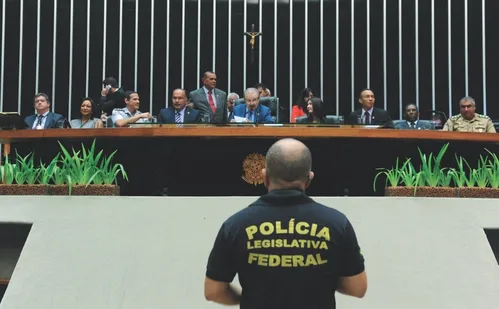 
          Imagem ilustrativa da imagem Concursos: vagas com salários de até R$ 34 mil
          