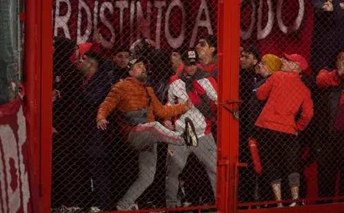 
          Imagem ilustrativa da imagem Conmebol elimina Independiente da Sul-Americana por barbárie e La U vai às quartas
          