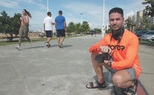 
          Imagem ilustrativa da imagem "Consigo fazer 3 salários mínimos", conta fotógrafo que registra treinos na orla
          