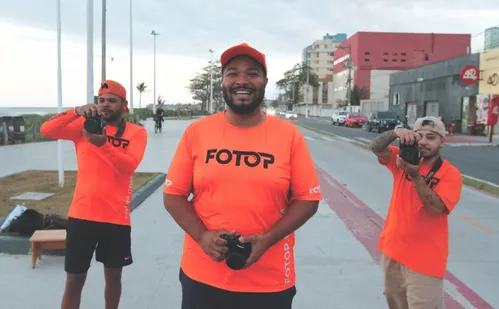 
          Imagem ilustrativa da imagem "Consigo fazer 3 salários mínimos", conta fotógrafo que registra treinos na orla
          