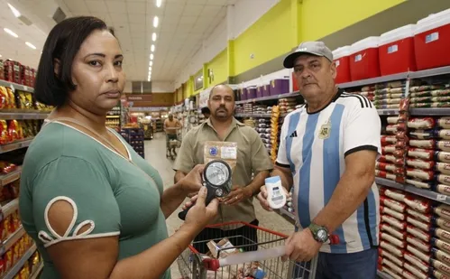 
          Imagem ilustrativa da imagem Consumidores se tornam “caçadores” de produtos vencidos em supermercados
          