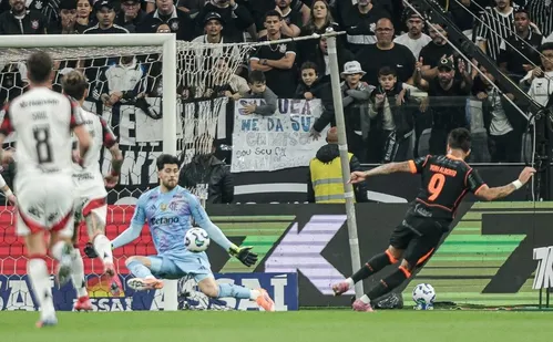 
          Imagem ilustrativa da imagem Corinthians tem meio time de desfalques e tenta contornar pressão contra o Inter
          