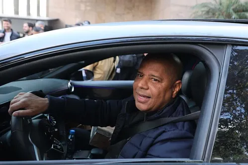 
          Imagem ilustrativa da imagem Corinthians vive dia de protestos e incerteza enquanto sócios decidem futuro do clube; veja imagens
          