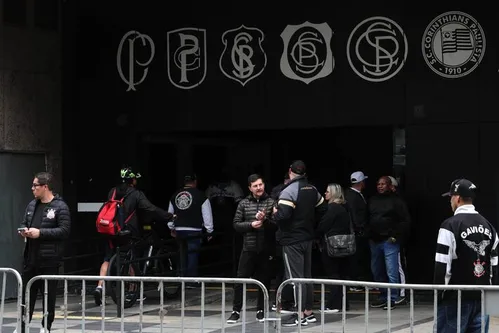 
          Imagem ilustrativa da imagem Corinthians vive dia de protestos e incerteza enquanto sócios decidem futuro do clube; veja imagens
          