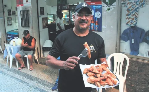 
          Imagem ilustrativa da imagem “Corrente do bem” muda a rotina em bar no Centro
          