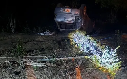 
          Imagem ilustrativa da imagem Criança de quatro anos morre após carro capotar no Noroeste do ES
          