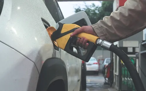 
          Imagem ilustrativa da imagem Crise com os Estados Unidos pode elevar preço do combustível no Brasil
          