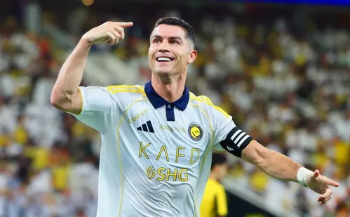 
          Imagem ilustrativa da imagem Cristiano Ronaldo se torna o primeiro jogador bilionário da história do futebol
          