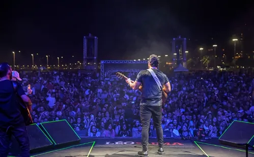 
          Imagem ilustrativa da imagem Daniel agita a orla de Camburi em celebração do aniversário de Vitória
          