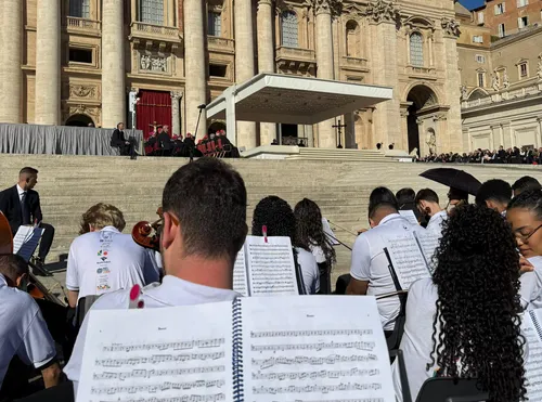 
          Imagem ilustrativa da imagem Das vielas quentes do Recife aos arcos do Vaticano: um concerto em nome da paz
          