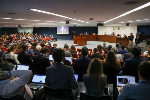 
          Imagem ilustrativa da imagem Defesa de Heleno se frustra com voto de Dino e agora aposta em Zanin e Fux
          