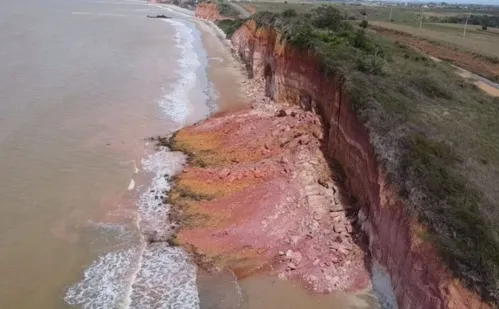 
          Imagem ilustrativa da imagem Desmoronamento de falésias interdita praia no Sul do ES
          