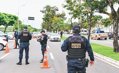 
          Imagem ilustrativa da imagem Guarda de Vitória alerta para placas de veículos vendidas pela internet
          