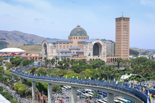 
          Imagem ilustrativa da imagem Devoção e promessa por cura levam fiéis a Aparecida
          