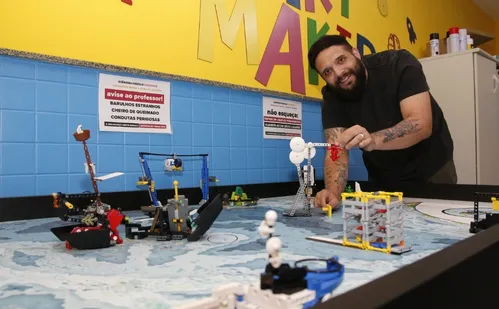 
          Imagem ilustrativa da imagem Dia do Professor: Paixão pela escola une pais e filha
          