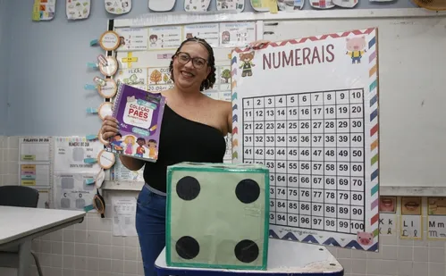 
          Imagem ilustrativa da imagem Dia do Professor: Paixão pela escola une pais e filha
          