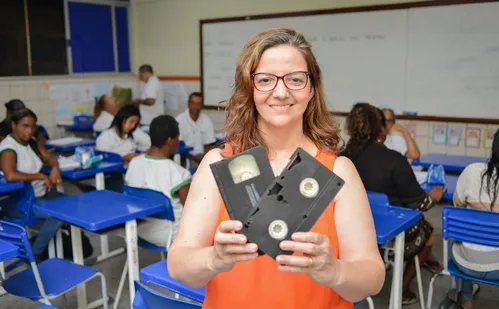 
          Imagem ilustrativa da imagem Dia do Professor: Paixão pela escola une pais e filha
          