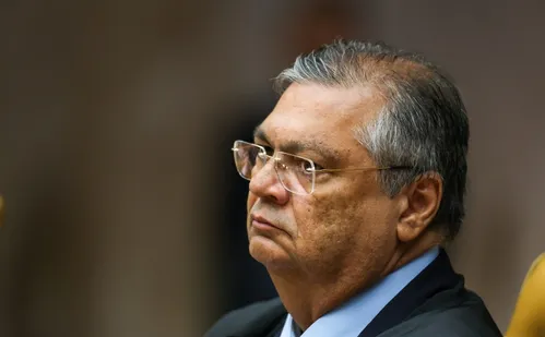 
          Imagem ilustrativa da imagem Dino vence ação contra hospital por morte de filho e doará dinheiro
          