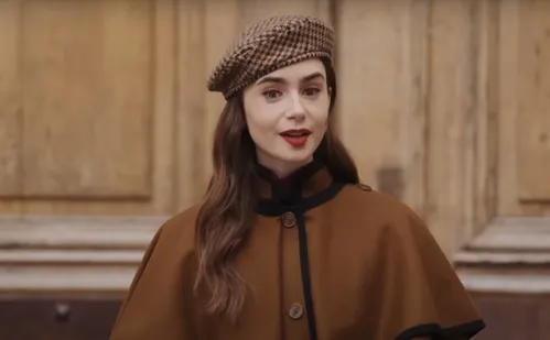 
          Imagem ilustrativa da imagem Diretor assistente de 'Emily em Paris' morre aos 47 anos durante gravações da série
          