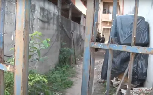 
          Imagem ilustrativa da imagem Homens vestidos de policiais civis invadem casa e matam duas pessoas na Serra
          