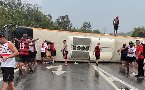 
          Imagem ilustrativa da imagem Dois passam por cirurgia após tombamento de ônibus, diz torcida do Flamengo
          