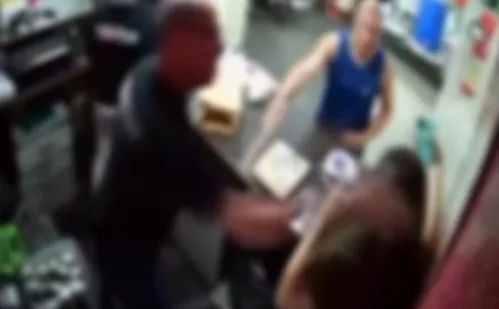 
          Imagem ilustrativa da imagem Dono de pizzaria é preso após agredir a filha no estabelecimento em Vitória
          
