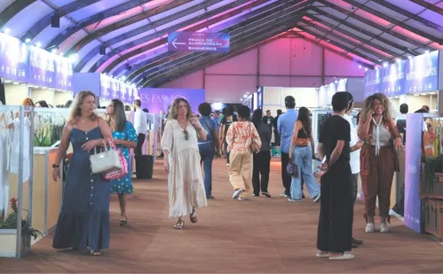 
          Imagem ilustrativa da imagem ES Fashion: Praça do Papa vira point da moda até domingo. Veja fotos
          