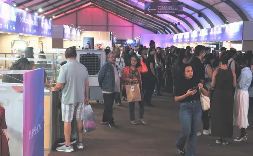 
          Imagem ilustrativa da imagem ES Fashion: Praça do Papa vira point da moda até domingo. Veja fotos
          