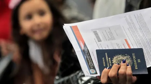 
          Imagem ilustrativa da imagem EUA suspendem taxa extra de US$ 250 sobre o preço do visto
          