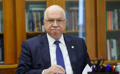 
          Imagem ilustrativa da imagem Fachin avalia tirar de Mendonça e assumir casos Master e INSS no STF
          