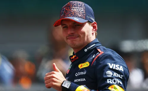 
          Imagem ilustrativa da imagem Ele fica: Max Verstappen confirma permanência na Red Bull
          