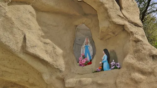 
          Imagem ilustrativa da imagem Em Solidão, sementes brotam entre fé, memória e o arroz da terra
          