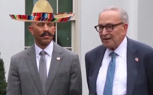 
          Imagem ilustrativa da imagem Em vídeo de IA, Trump coloca bigode em líder democrata para associá-lo a mexicanos
          