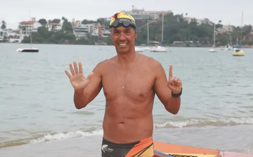 
          Imagem ilustrativa da imagem Empresário comemora 60 anos nadando 60 km entre Vitória e Guarapari
          