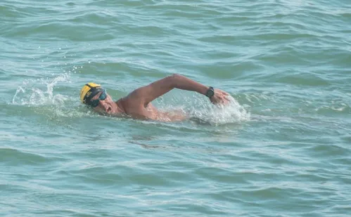 
          Imagem ilustrativa da imagem Empresário comemora 60 anos nadando 60 km entre Vitória e Guarapari
          