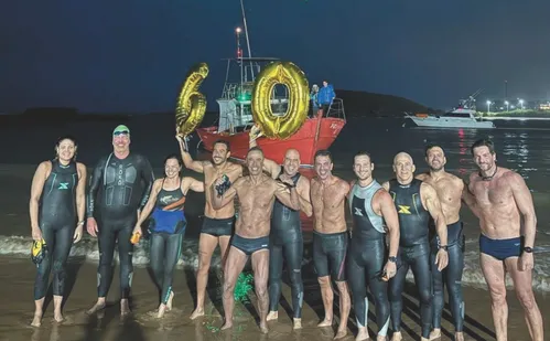 
          Imagem ilustrativa da imagem Empresário comemora 60 anos nadando 60 km entre Vitória e Guarapari
          