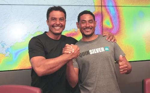 
          Imagem ilustrativa da imagem Empresário que ficou 50 horas à deriva: “Avião passou por cima e não nos viu”
          