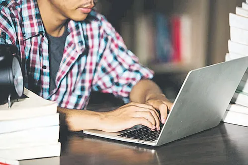 
          Imagem ilustrativa da imagem Ensino a distância forma profissionais  do futuro
          