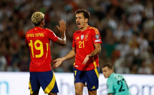 
          Imagem ilustrativa da imagem Espanha bate a Bulgária com brilho de Yamal e Alemanha perde para Eslováquia
          