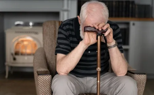 
          Imagem ilustrativa da imagem Especialistas alertam para sinais da doença que afeta ícone da MPB
          