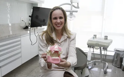 
          Imagem ilustrativa da imagem Especialistas alertam para moda perigosa que pode levar à perda de dentes
          