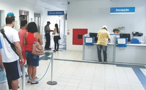 
          Imagem ilustrativa da imagem Especialistas preveem fila de 3 milhões por benefícios após suspensão no INSS
          