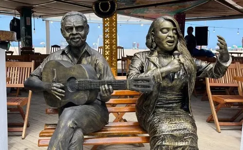 
          Imagem ilustrativa da imagem Estátua de Preta Gil é inaugurada em Copacabana ao lado da de Gilberto Gil
          