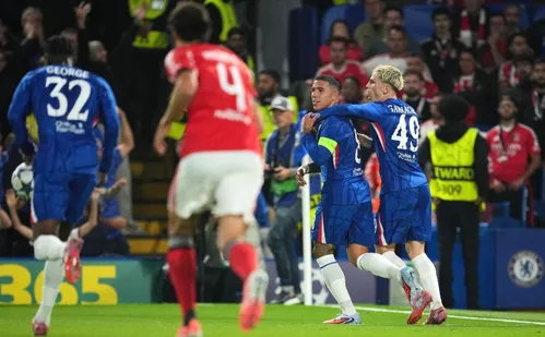 
          Imagem ilustrativa da imagem Estêvão esbarra no goleiro, Ríos faz contra e Chelsea vence Benfica pela Champions
          