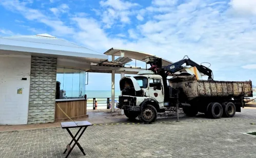
          Imagem ilustrativa da imagem Estruturas de quiosques são retiradas na Praia do Morro
          