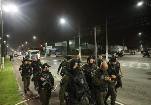 
          Imagem ilustrativa da imagem Execução de delegado, elo com fintechs, plano de matar promotor e ‘bunker’: 4 sinais do poder do PCC
          