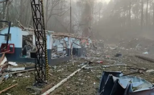 
          Imagem ilustrativa da imagem Explosão em fábrica deixa feridos e desaparecidos no PR
          