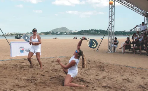 
          Imagem ilustrativa da imagem Famílias se destacam em torneio de beach tennis em Camburi
          